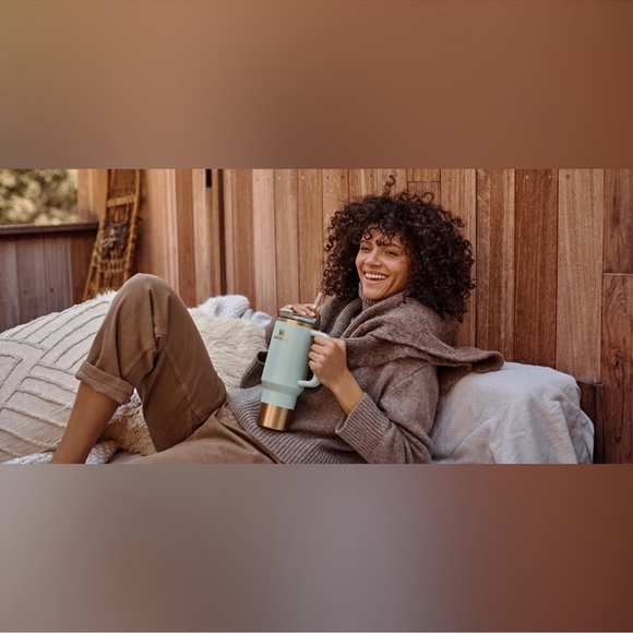 🎉LAST PIECE🎉Stanley 40oz. Quencher H2.0 FlowState Tumbler Glided Celadon - Picture 5 of 14